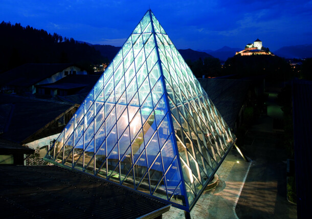     Pyramide in der Schauglashütte Riedel Glas / Tiroler Glashütte Riedel